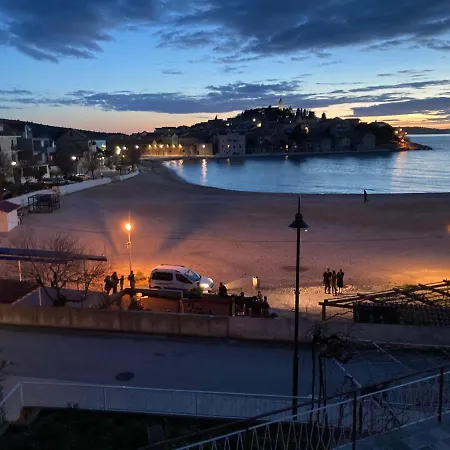 22 - Beachfront Гостевой дом Примоштен